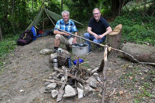 Patrick Schmidt-Kühnle (links) kennt Trekking-Camps aus den USA und der Pfalz. Hier hat er eins in seinem Gartengrundstück am Madonnenberg „nachgebaut“. Auch Sebastian Cuny findet, das wäre etwas für Schriesheim. Foto: Dorn