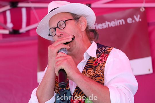 Die Bluesgosch Dieter Reinberger mit Jürgen Mojo Schultz an der Gitarre in der Oberstadt