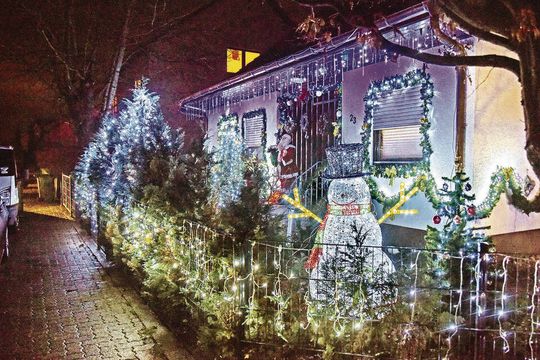 Mit besonderer Leidenschaft und Liebe zum Detail hat Mihai Haag sein Haus an der Ecke Schönauer Straße/Zentgrafenstraße weihnachtlich dekoriert (und vor allem beleuchtet) – sehr zur Freude der Kinder. Allerdings baut er an diesem Wochenende alles wieder ab. Foto: Dorn