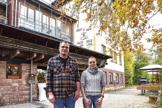 Das Naturfreundehaus Kohlhof, hier Mitarbeiterin Jenny-Julia Sauer und Leiter Falk Müller-Jäger, ist ein beliebtes Ziel für Gäste aus Nah und Fern, in dem man auch gut übernachten kann. Foto: Dorn