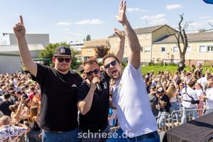 Die DJs Rønnic, Jonas Böhm und Minimi vor vollem Haus