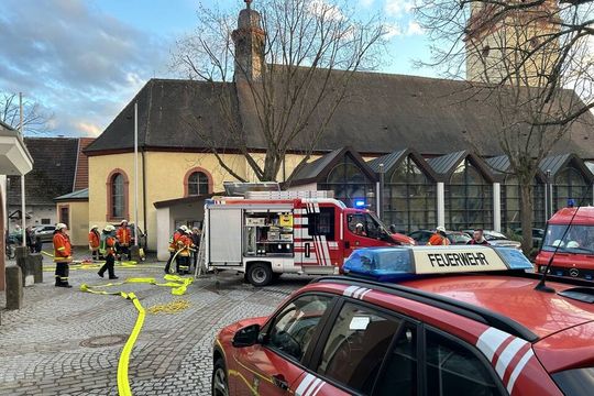 Die Feuerwehr war am frühen Montagabend mit sieben Fahrzeugen und 23 Personen im Einsatz, um den Brand in der Kirche zu bekämpfen. Foto: Feuerwehr Schriesheim