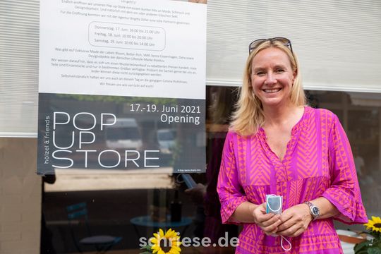 Anja Hölzel von hölzel & friends vor ihrem PopUp-Store