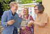 Landtagsabgeordneter und Stadtrat Sebastian Cuny (SPD), VHS-Leiterin Sonja Althoff (Mitte) und Mitarbeiterin Sabine Stumpe werfen einen Blick in das neue Programm der Volkshochschule. Foto: bub