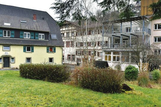 Der Betreiber des seit Ende April geschlossenen Altenheims „Edelstein“ will an derselben Stelle zwei Neubauten errichten. Doch seine Planungen sind weiter zu massiv. Foto: Dorn