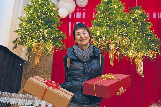 Christiane Majer freut sich, dass es bei ihr wieder einen Weihnachtsmarkt gibt. Foto: Dorn