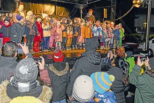 Am ersten Abend des Weihnachtsdorfs trat der Römerstraßen-Kindergartenkinder auf. Foto: Dorn