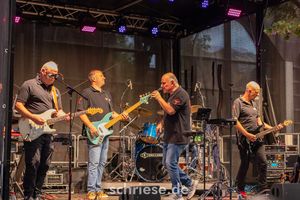 Die T-Band am Montagabend im Weindorf auf dem Schriesheimer Straßenfest