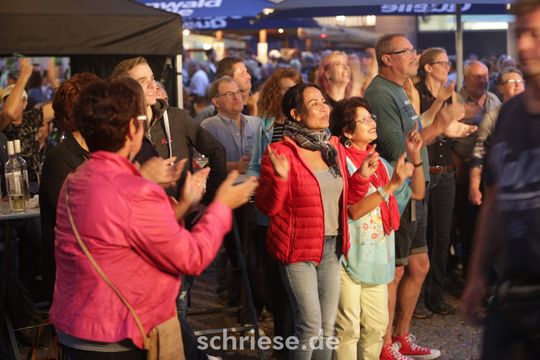 Begeistertes Publikum im Weindorf bei der T-Band