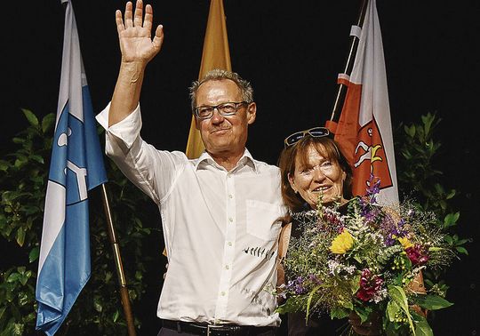 Abschied auf großer Bühne: Hansjörg Höfer und seine Frau Birgit Ibach-Höfer, deren Rolle immer wieder gewürdigt wurde. Foto: Peter Dorn