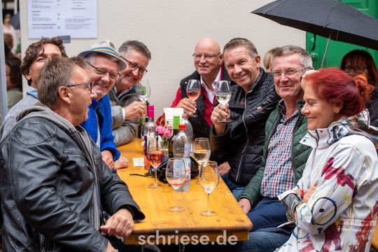 Mit dem richtigen Gläschen Wein ist das Wetter fast egal auf dem Straßenfest Schriesheim