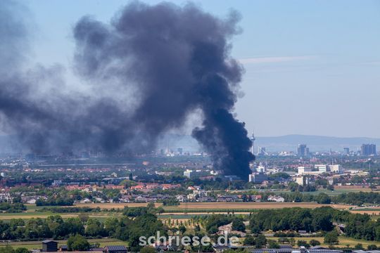 Großbrand in Ladenburg in Kunststofffabrik - Blick von der Strahlenburg