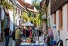 Flohmarkt am Straßenfest Schriesheim: geschäftiges Treiben in der Oberstadt