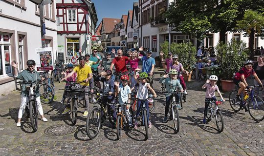 Auch die Grüne Liste beteiligt sich an der bundesweiten „Stadtradeln“-Aktion – und fuhr gleich die vielen Hindernisse in Schriesheim ab, die den Radfahrern das Leben schwer machen. Foto: Dorn