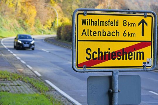 Das Ortsausgangs-Schild Richtung Altenbach (samt falscher Entfernungsangabe). Foto: Dorn