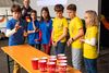 Mit Fingerspitzengefühl versucht Arvid Börner von der Altenbacher Grundschule den Tischtennisball in den Becher zu werfen