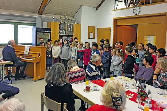 Im Altenbacher evangelischen Gemeindehaus treten die dritten und vierten Klassen der Grundschule traditionell bei, Advents-„Frühstück und mehr“ auf – sehr zur Freude der Besucher. Fotos: Dorn