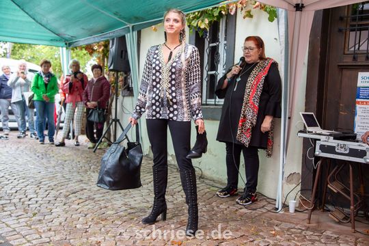 Entgegen Mailand oder Paris: in Schriesheim laufen die Models auch bei Regen vor Elas Modelädchen