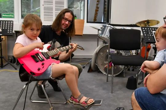Warum nicht E-Gitarre spielen? Die Musikschule stellte Familien ihre Angebote vor. Foto: Dorn