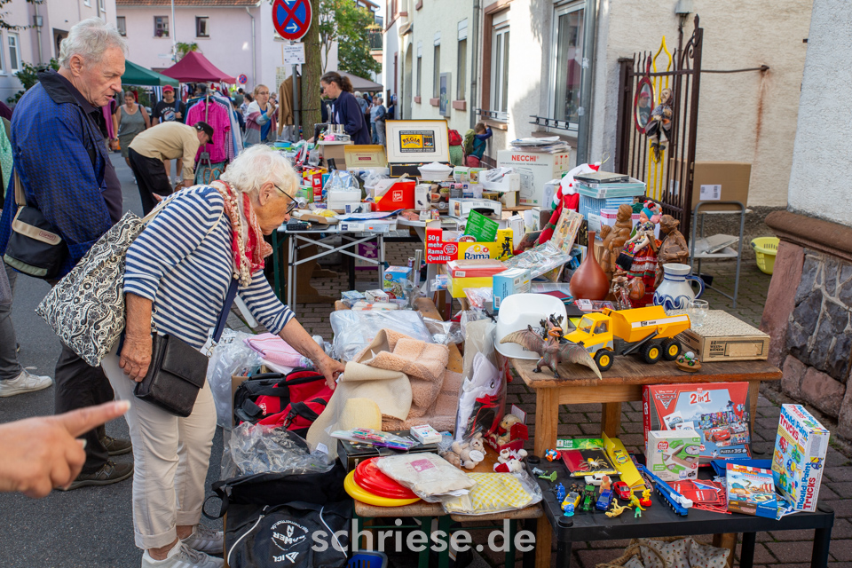 Geschäftiges Treiben beim Flohmarkt auf dem Straßenfest in Schriesheim