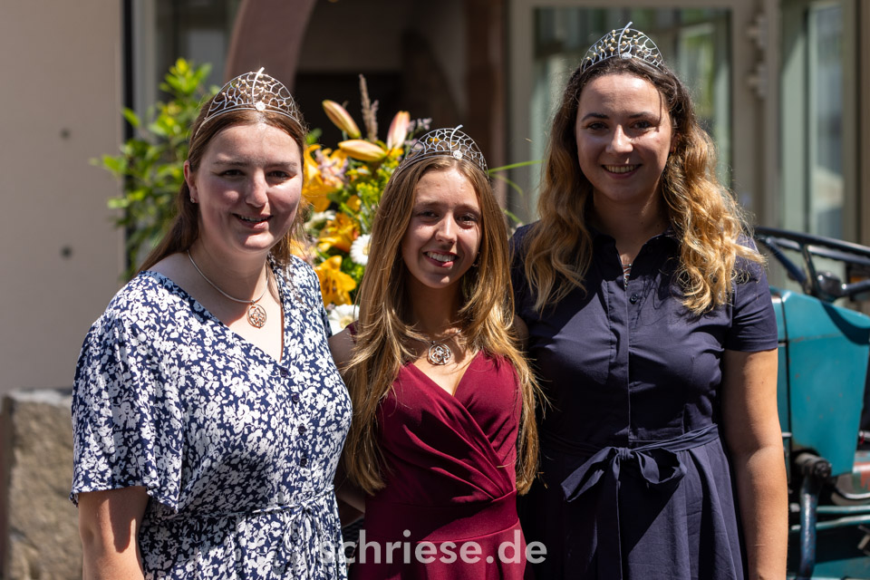 Drei Hoheiten vor dem Zehntkeller: Verena Haßler aus Freiburg-Opfingen, die „andere“ Badische Weinprinzessin an der Seite von Sofia, Ylva Neuert, die ehemalige Schriesheimer Weinprinzessin und jetzt Weinprinzessin für den Bereich Kraichgau und Badische Bergstraße und Sofia