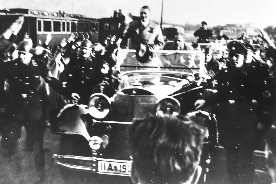 Ein Foto aus Menges’ Sammlung zeigt Adolf Hitler bei seiner Durchfahrt durch Schriesheim. Foto: Dorn