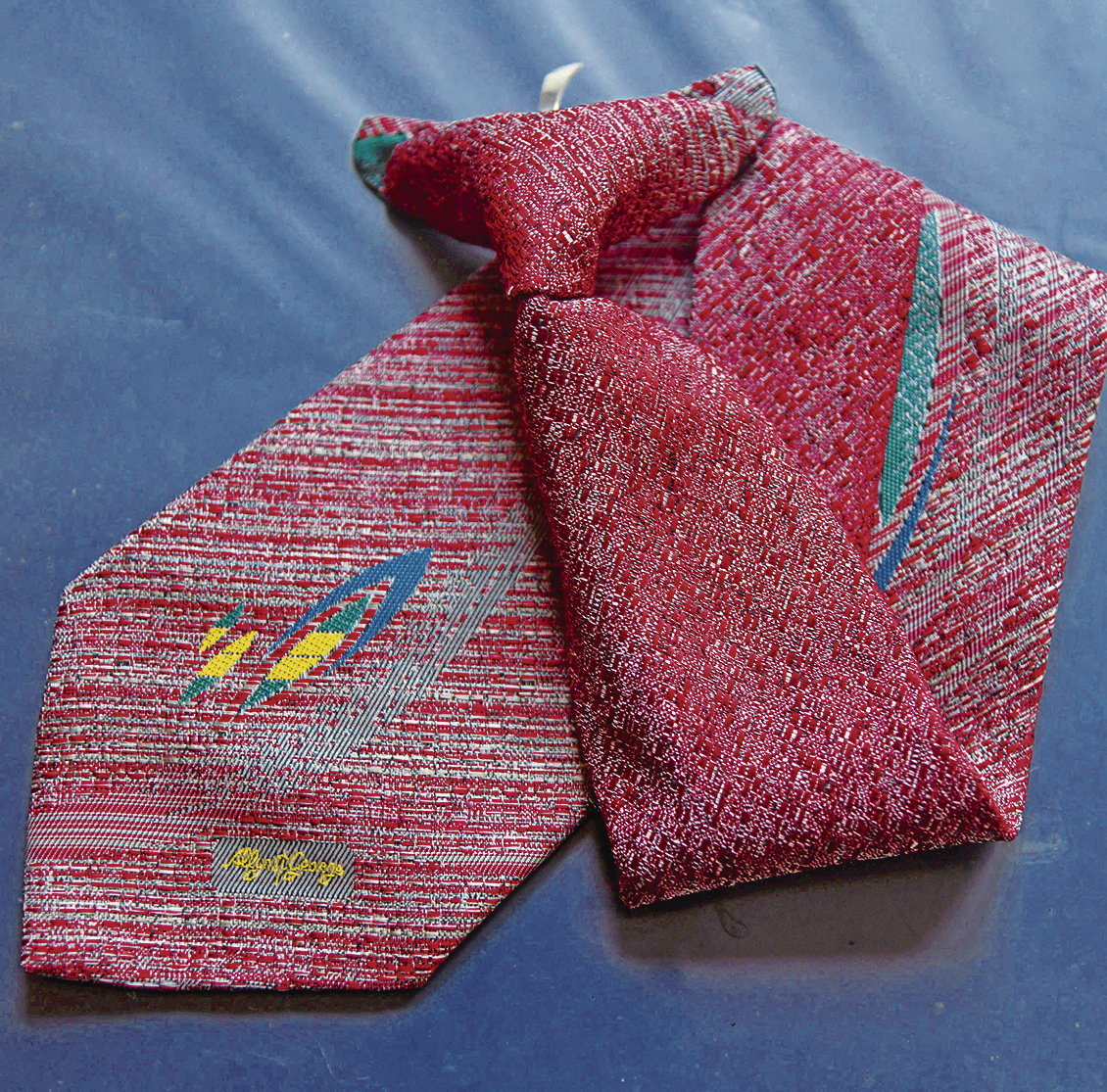 Farbenfroh und mit Ansteck-Clip: die Krawatten der Firma Feller, die von 1947 bis 1996 in Schriesheim produzierte – ein Verkaufsrenner der fünfziger Jahre. Foto: Dorn