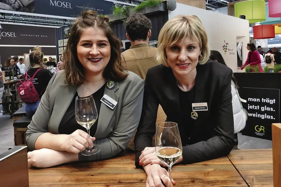 Wein ist mehr als nur ein Speisebegleiter. Lena Heß (l.) und Katharina Bloszyk sind mit der „Generation Riesling“ europaweit unterwegs und wissen: „Wein liegt im Trend.“ Foto: Rieser
