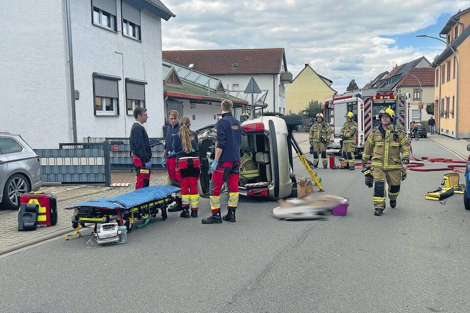 Rettungsdienst und Feuerwehr kümmerten sich um eine Autofahrerin, deren Wagen in der Ladenburger Straße zur Seite gekippt war. Foto: Freiwillige Feuerwehr Schriesheim